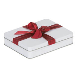 Vorratsbehälter: kleine Pralinenschachtel aus Blech; rechteckige Stülpdeckeldose aus Weißblech. Weiß, mit aufgedrucktem rotem Geschenkband.