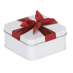 Pralinendosen: Geschenkverpackung aus Blech; quadratische Stülpdeckeldose aus Weißblech. Weiß, mit aufgedrucktem rotem Geschenkband.