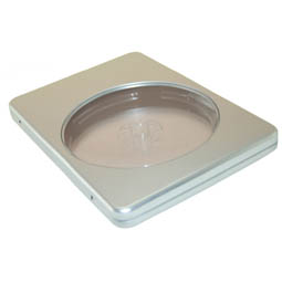 Maskendosen: DVD-Dose; rechteckige Scharnierdeckeldose aus Weißblech, mit rundem Sichtfenster von 118 mm Durchmesser.