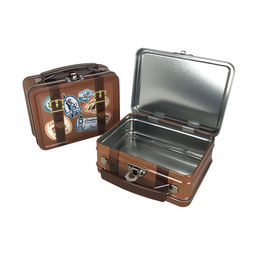 Nepravidelné tvary: Brotdose, Sch7uldose in Form eines Reisekoffers mit Aufkleber-Motiven. Ansicht geschlossen stehend und geöffnet, als aufgeklappter Koffer