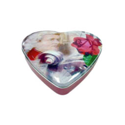 Pralinendosen: große  Dose in Herzform; herzförmige Stülpdeckeldose, Motiv klassische Musik mit Rose, aus Weißblech.