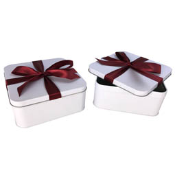 Pralinenschachteln: Geschenkverpackung aus Blech; quadratische Stülpdeckeldose aus Weißblech. Weiß, mit aufgedrucktem rotem Geschenkband.