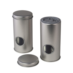 Leerdosen: Dose für Gewürze; runde Stülpdeckeldose aus Weißblech, mit Sichtfenster im Rumpf und Streueinsatz aus Kunststoff.