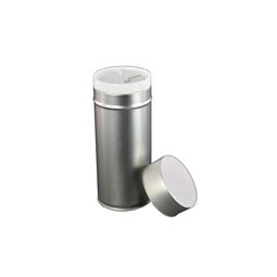 Salzdosen: runde Stülpdeckeldose aus Weißblech für Gewürze, mit Streueinsatz aus Kunststoff.