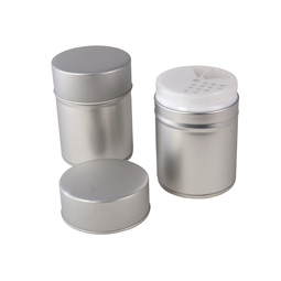 Wurstdosen: runde Stülpdeckeldose aus Weißblech für Gewürze, mit Streueinsatz aus Kunststoff.