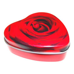 Pralinenschachteln: kleine Dose in Herzform, rot, mit Rosenmotiv; herzförmige Stülpdeckeldose, aus Weißblech.