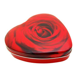 Pralinenschachteln: mittelgroße Dose in Herzform; herzförmige Stülpdeckeldose, rot, mit Rosenmotiv; aus Weißblech.