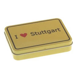 Dosenversteck: I love Stuttgart; rechteckige Scharnierdeckeldose, gelb, bedruckt im Ortsschild-Design, aus Weißblech.