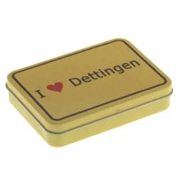 Maskendosen: I love Dettingen; rechteckige Scharnierdeckeldose, gelb, bedruckt im Ortsschild-Design, aus Weißblech.